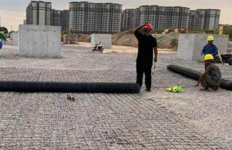 新河土工格栅铺设前地基要怎么处理？